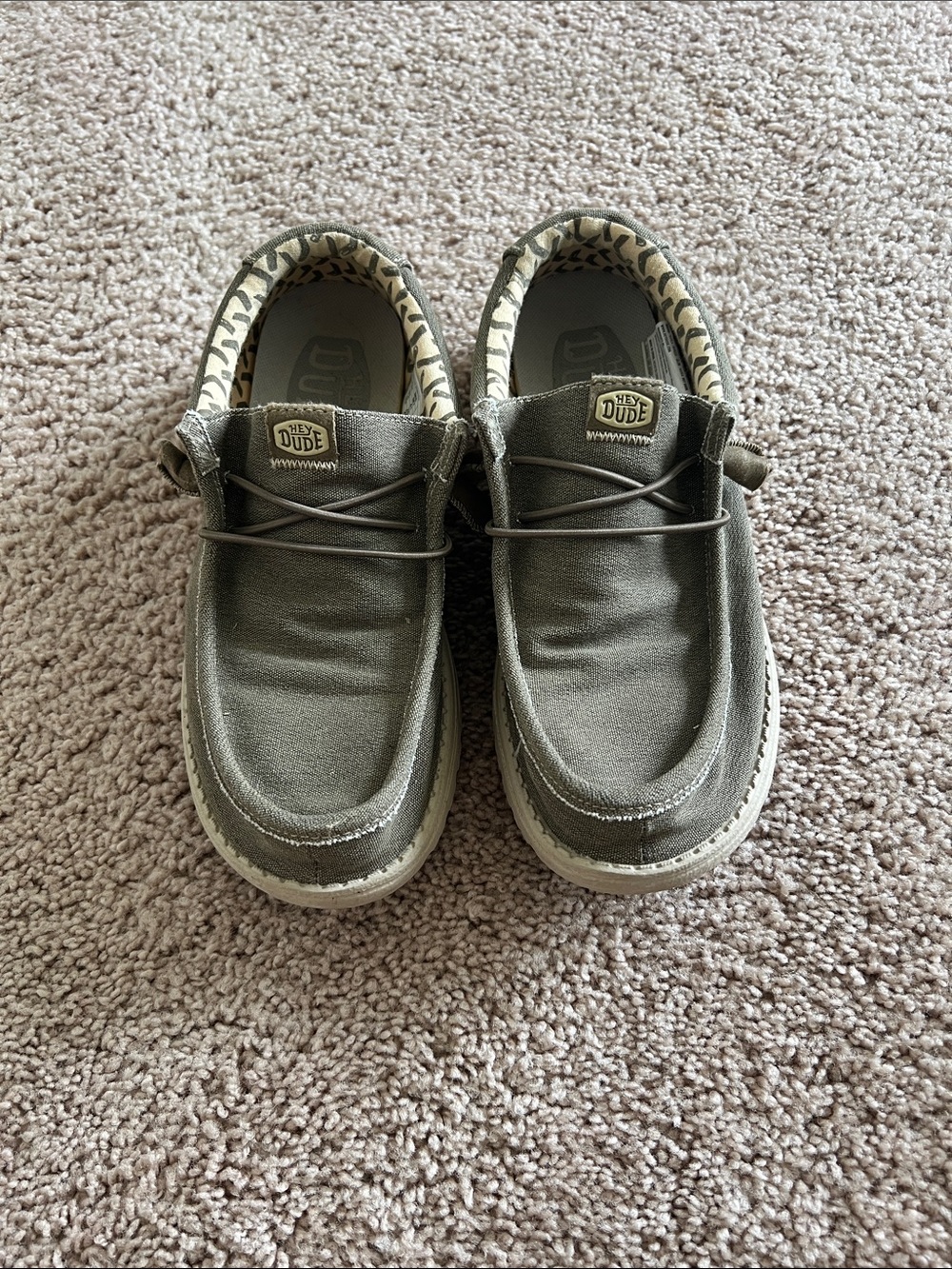 Size 8m Men’s Hey Dudes